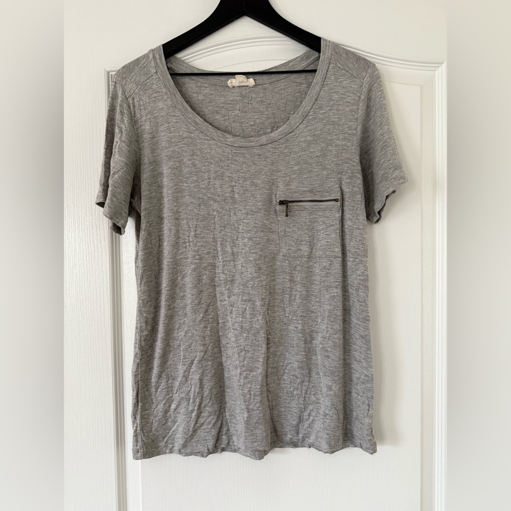 Zenana Outfitters - Stretchy Grey Tee with Zipper Pocket - Size Medium